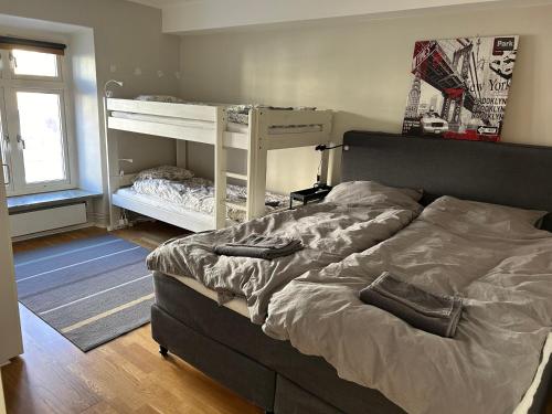哥特堡的住宿－CITY Centrum，一间卧室设有两张双层床和一扇窗户。