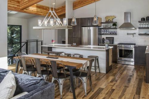Η κουζίνα ή μικρή κουζίνα στο Modern 3BR Chalet with Hot Tub and Mt Quandary Views