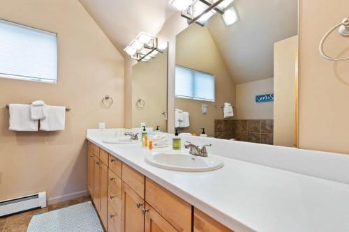 a bathroom with two sinks and a large mirror at 3 BDR Retreat Cozy Home with Private Hot Tub in Silverthorne