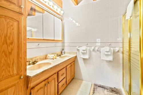 Koupelna v ubytování Charming 2BR Mountain Getaway Near Hiking Trails