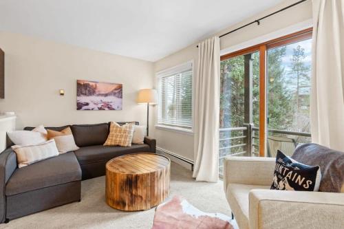 Χώρος καθιστικού στο Modern 1 BDR Mountain Escape Stunning Location