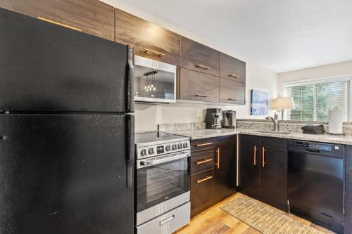 Η κουζίνα ή μικρή κουζίνα στο Modern 1 BDR Mountain Escape Stunning Location