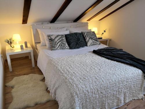 een slaapkamer met een wit bed met kussens erop bij Ferienwohnung für 3 Personen 1 Kind ca 75 qm in Dubrovnik, Dalmatien Süddalmatien in Dubrovnik