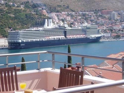 een cruiseschip in het water naast een balkon bij Ferienwohnung für 3 Personen 1 Kind ca 75 qm in Dubrovnik, Dalmatien Süddalmatien in Dubrovnik