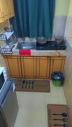 uma cozinha com um lavatório e uma bancada em COMFORT CORNER em Juja