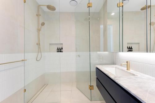 ein Badezimmer mit einer Dusche, einer Badewanne und einem Waschbecken in der Unterkunft Soho Penthouse - Luxury lifestyle property in Prahran in Melbourne