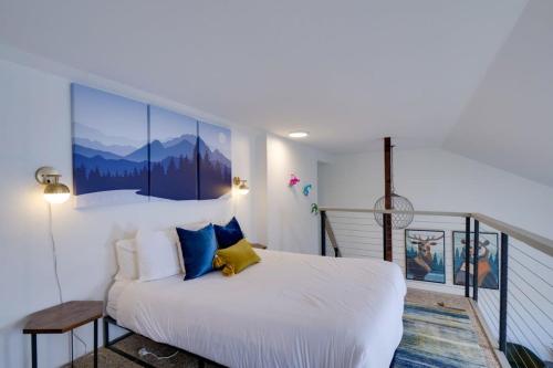 una camera da letto con un grande letto bianco con cuscini blu di Top Floor Corner with Views 6 Ski Resorts Nearby a Silverthorne