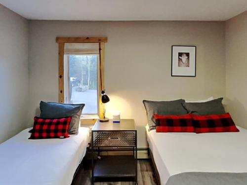 dwa łóżka w pokoju z oknem w obiekcie Stylish 2BR Home Near Skiing with Hot Tub Access w mieście Breckenridge