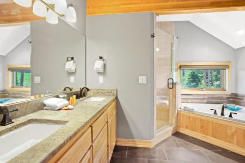 Ένα μπάνιο στο Lovely 3BR with Workspace Views Near Skiing Parks