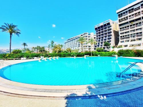 Bazén v ubytování Rita's Duplex Chalet in Manar Jounieh Resort nebo v jeho okolí