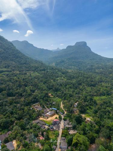 een luchtzicht op een dorp in een vallei met bergen bij skyline villa in Adawikanda