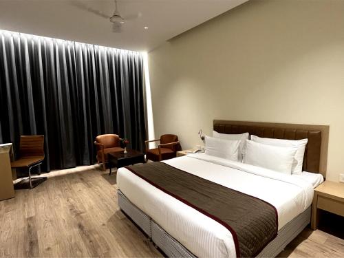 Una cama o camas en una habitación de Ramee Panchshil