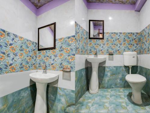 La salle de bains est pourvue de 2 lavabos et de toilettes. dans l'établissement Goroomgo Vinayak Mall Road Lake View Nainital - Luxury Room - Best Hotel in Nainital, à Nainital