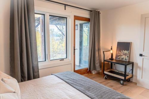 Postel nebo postele na pokoji v ubytování Secluded Custom 5 BR with Panoramic Mountain Views