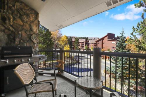Balkoni atau teres di Charming 2BR Condo in the Heart of Breckenridge
