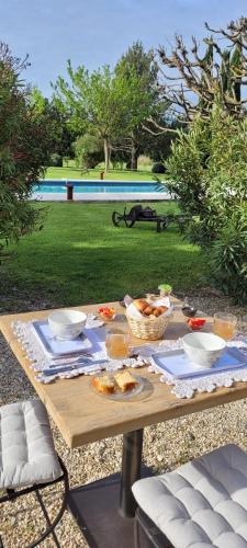 - une table de pique-nique avec de la nourriture dans l'établissement Au Lys rose, à LʼIsle-sur-la-Sorgue