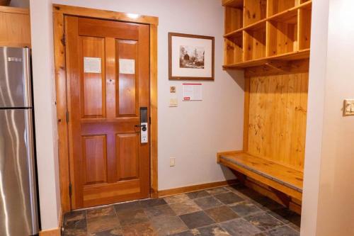 Kuchyň nebo kuchyňský kout v ubytování 2BR Ski In Ski Out Keystone Condo Walk to Slopes