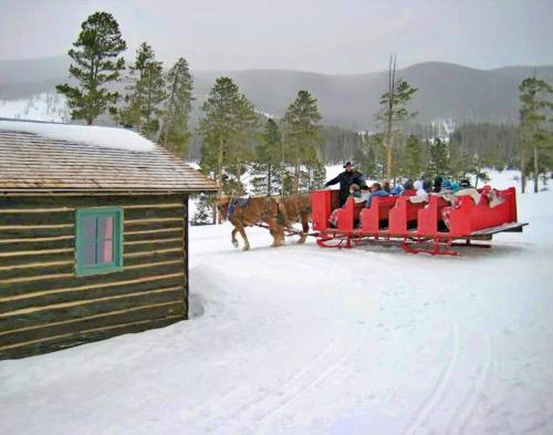 2BR Ski In Ski Out Keystone Condo Walk to Slopes v zimě
