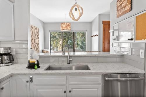 una cucina bianca con lavandino e finestra di 2BR Keystone Condo Near Slopes a Keystone