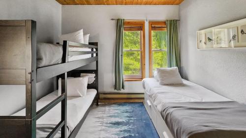 Ένα ή περισσότερα κρεβάτια σε δωμάτιο στο 3BD Mountain Retreat Near Trails