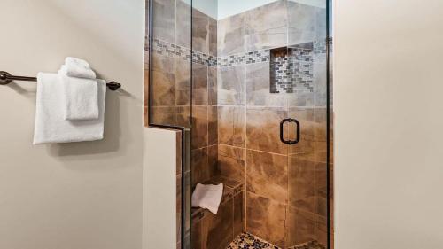 Ένα μπάνιο στο 3BD Mountain Retreat Near Trails