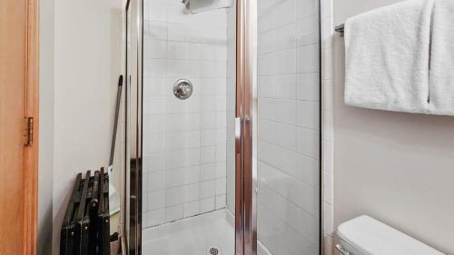 Ένα μπάνιο στο Cozy Studio with Shared Pool -3 Min to Ski Lift