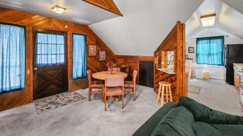 a living room with a green couch and a table at Manorhouse Hideaway in Dillon