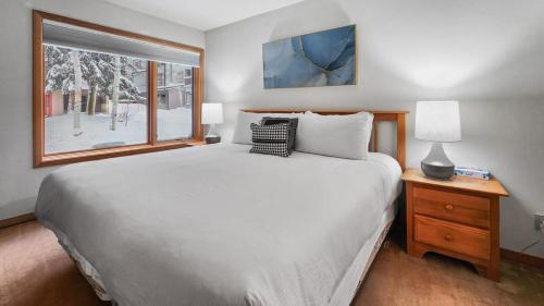Tempat tidur dalam kamar di 1BDR by Free Shuttle & Ski Lifts
