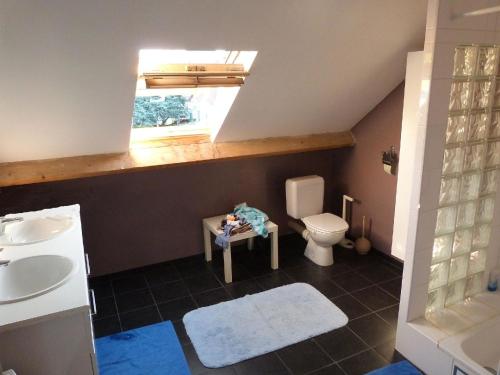 uma casa de banho com um WC, um lavatório e uma janela em Ferienwohnung für 1 Personen 2 Kinder ca 90 qm in Knokke-Heist, Flandern Provinz Westflandern em Knokke-Heist