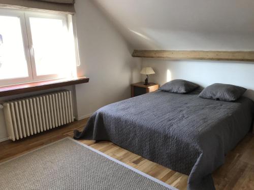 una camera da letto con un letto e una grande finestra di Knokke - Ein-Zimmer-Wohnung in der Nähe von Stränden a Knokke-Heist