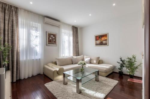 ein Wohnzimmer mit einem Sofa und einem Glastisch in der Unterkunft Ferienwohnung für 2 Personen  2 Kinder ca 62 m in Split, Dalmatien Mitteldalmatien in Split