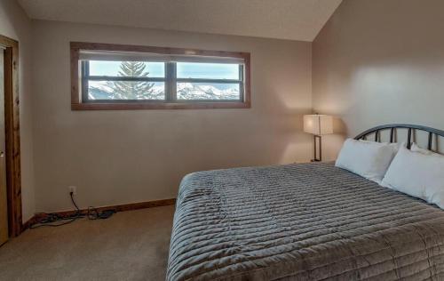 um quarto com uma cama e uma janela em 3BD Retreat with Sauna and Free Bus Stop Steps Away em Breckenridge