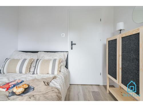 um quarto com uma cama com um prato de comida em Lavender Room em Gdańsk