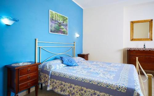 1 dormitorio azul con 1 cama y vestidor en Ferienwohnung für 5 Personen ca 70 qm in Giungano, Kampanien Cilento, en Giungano