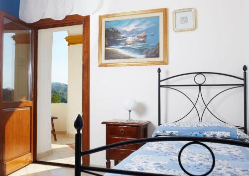 1 dormitorio con 1 cama y una foto en la pared en Ferienwohnung für 5 Personen ca 70 qm in Giungano, Kampanien Cilento, en Giungano