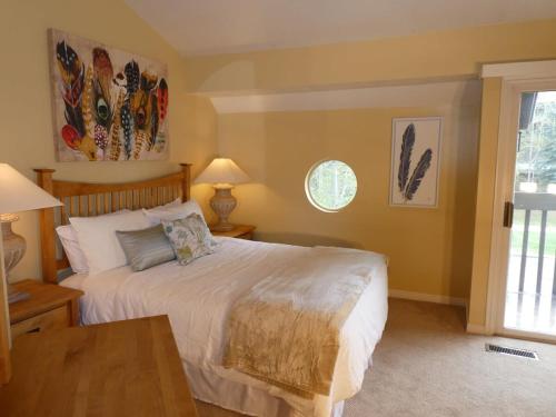 Posteľ alebo postele v izbe v ubytovaní Charming 2 BDR Getaway with Views and Private Hot Tub