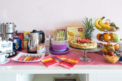 una tavola con cibo e frutta su un bancone di B&B Miracapri ad Agropoli