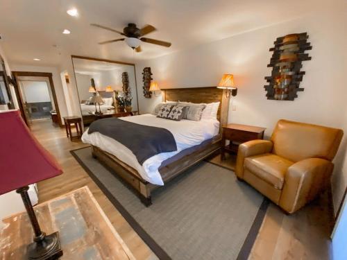 - une chambre avec un lit, un canapé et une chaise dans l'établissement 1BDR Ski In Out Condo Stunning Mountain Location, à Park City