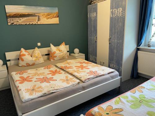 een slaapkamer met twee bedden met bloemen erop bij Apartment Käpt'n Max in Ostseebad Karlshagen