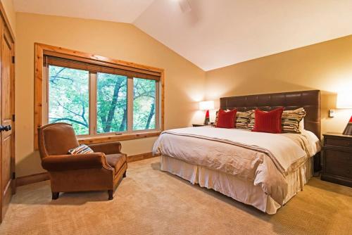 Ένα ή περισσότερα κρεβάτια σε δωμάτιο στο 3BR Mountain Retreat Ski Hike and Private Hot Tub