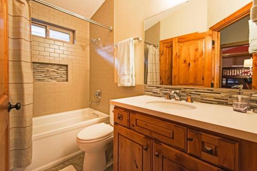 Ένα μπάνιο στο 3BR Mountain Retreat Ski Hike and Private Hot Tub