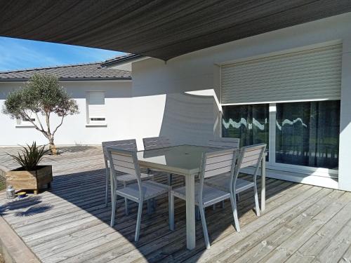 un patio avec une table et des chaises sur une terrasse dans l'établissement Comme à la maison, à Sainte-Hélène