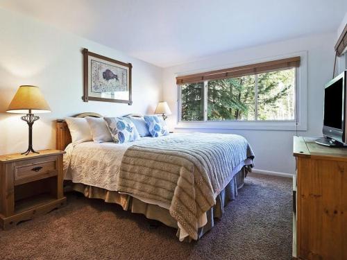 Postel nebo postele na pokoji v ubytování Ski in out 2BDR Condo with Shared Hot Tub and Views