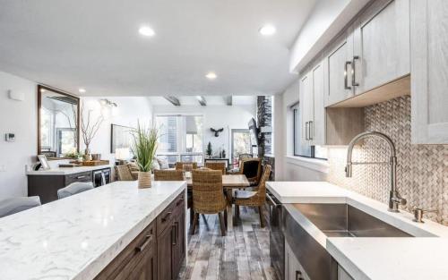 パークシティにあるRemodeled 4BR Close to Canyons Village and Skiingのキッチン(白いカウンタートップ付)、ダイニングルーム