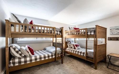 パークシティにあるRemodeled 4BR Close to Canyons Village and Skiingの木製二段ベッド2組が備わる客室で、以下が含まれます: