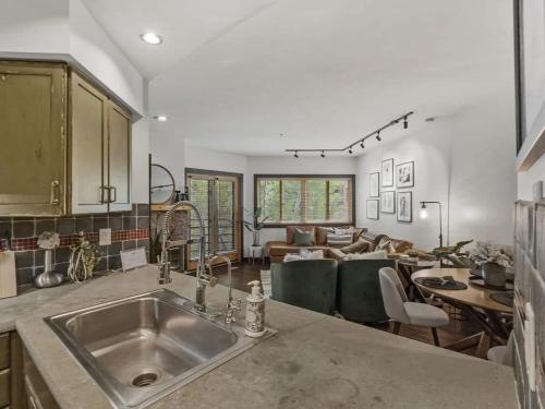 Η κουζίνα ή μικρή κουζίνα στο Gorgeous 1BR Steps From Lifts with Private Hot Tub