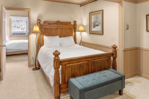 - une chambre avec un grand lit en bois et un banc dans l'établissement 2BR Condo with Amazing Locale Minutes from Slopes, à Park City