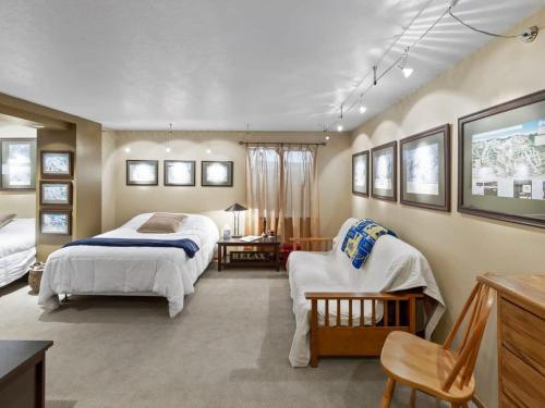 ein Schlafzimmer mit einem Bett und einem Stuhl darin in der Unterkunft Lovely 4 BDR Home with Private Hot Tub Near Trails in Cottonwood Heights