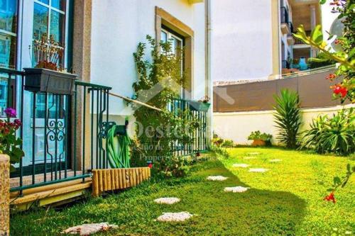 ein Haus mit einem Zaun im Hof in der Unterkunft Ferienwohnung für 6 Personen ca 30 m in Lourinha, Regio Centro in Lourinhã