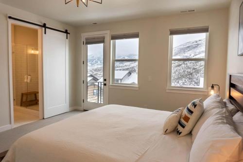 Ένα ή περισσότερα κρεβάτια σε δωμάτιο στο Pristine 3BR with Hot Tub 15min to Park City